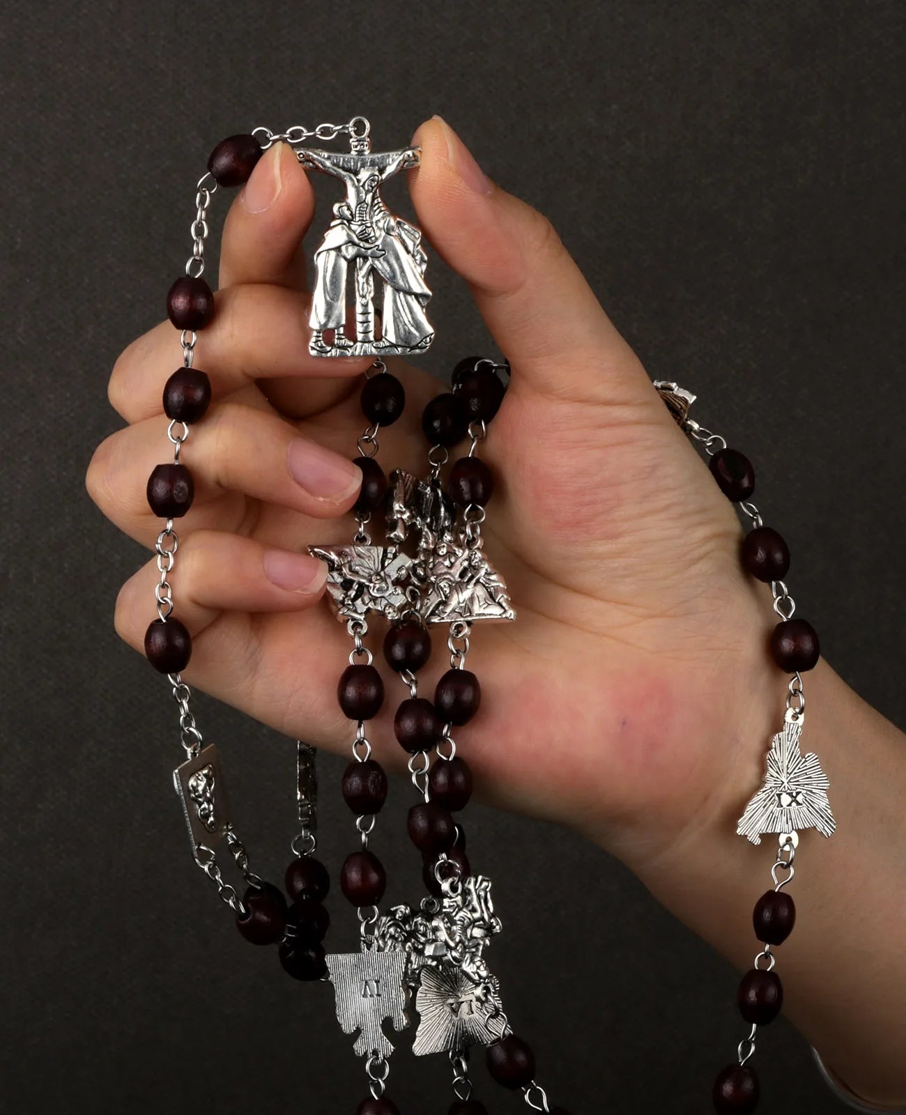 14 Stations of the Cross Chaplet Rosary Necklace – Wooden Prayer Beads with Cross Pendant, Catholic Devotional Necklace Gift (Unisex)